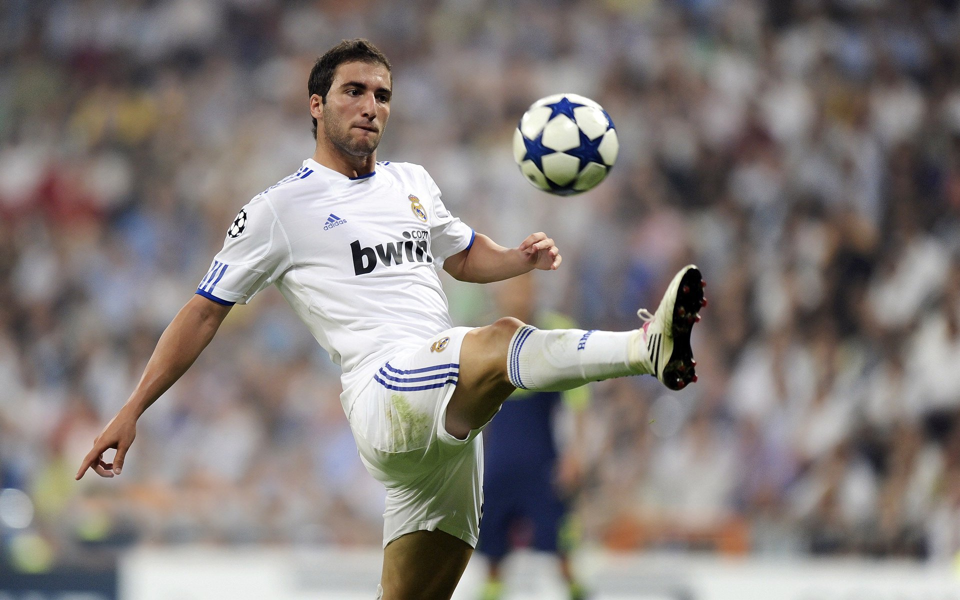 爱游戏体育APP下载-本赛季主流战术揭秘：高位压迫VS反击反扑，高位压迫的优点