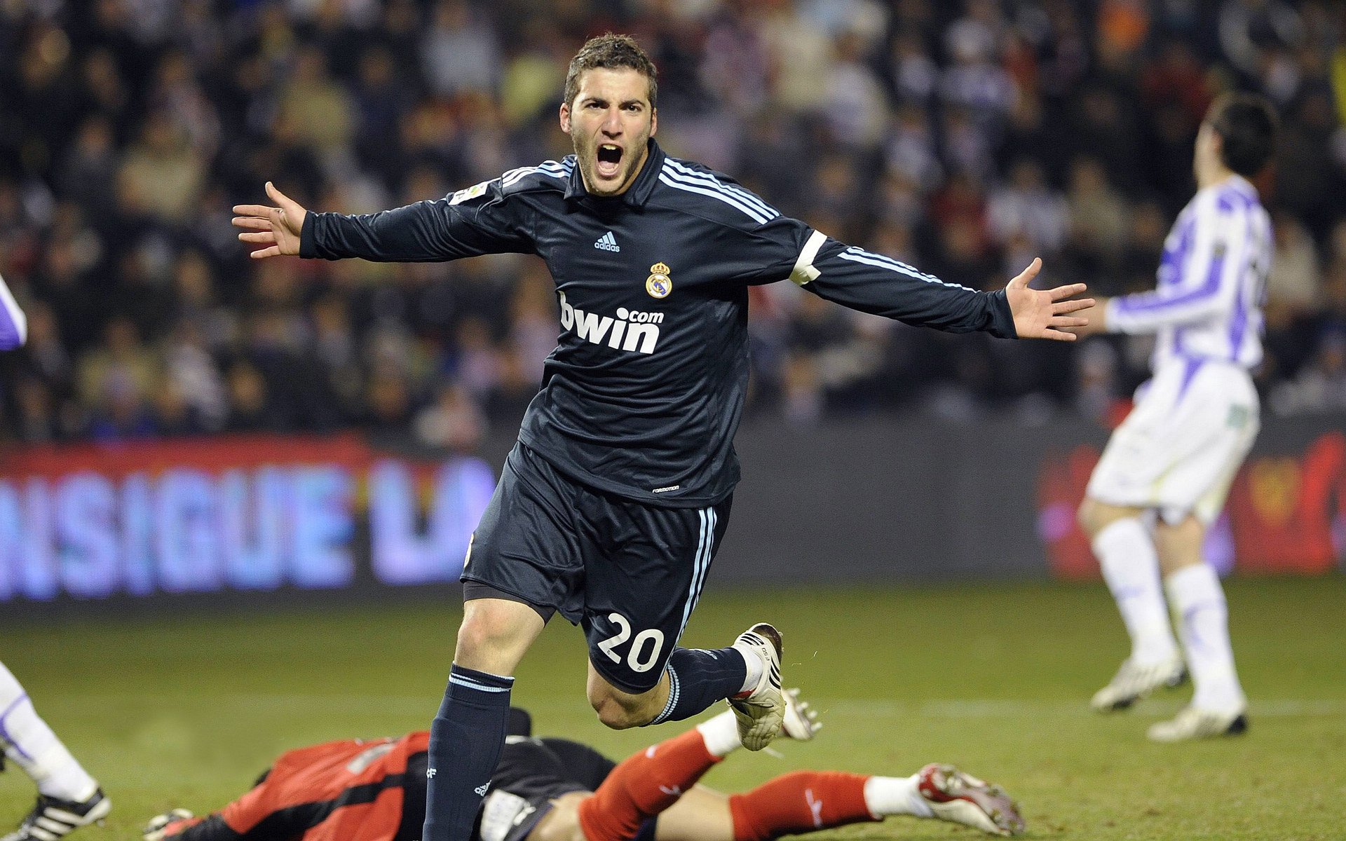 爱游戏体育官方在线-科比单场81分，三十年前的奇迹至今难忘！，科比单场81分数据统计