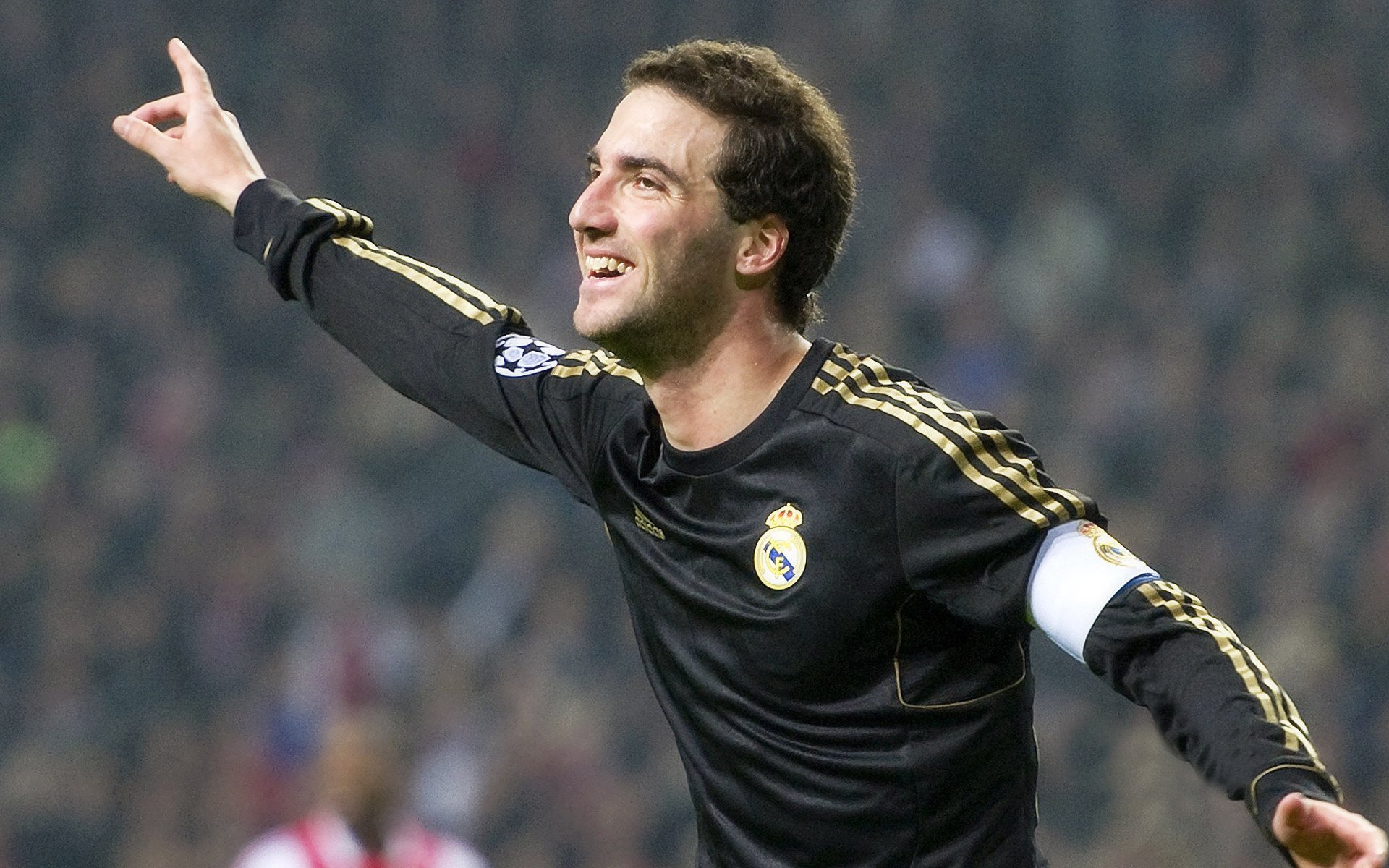 爱游戏电竞官网-西甲冲突升级！裁判判罚引发争议，西甲规则